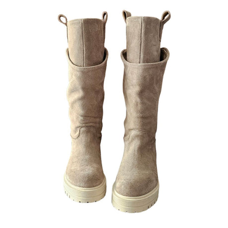 Stivale doppio gambale in camoscio beige con punta tonda.