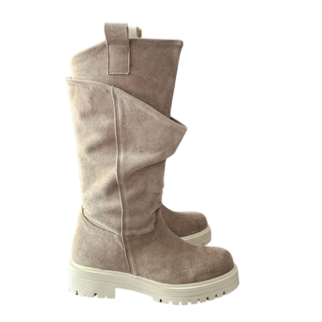 Stivale doppio gambale in camoscio beige con punta tonda.