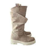 Stivale doppio gambale in camoscio beige con punta tonda.