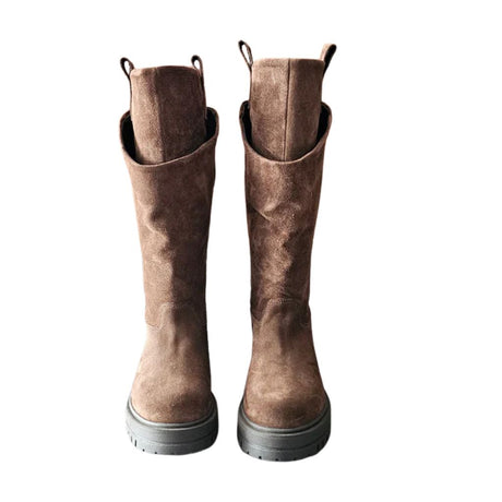 Stivale doppio gambale in camoscio marrone con suola nera, punta tonda.