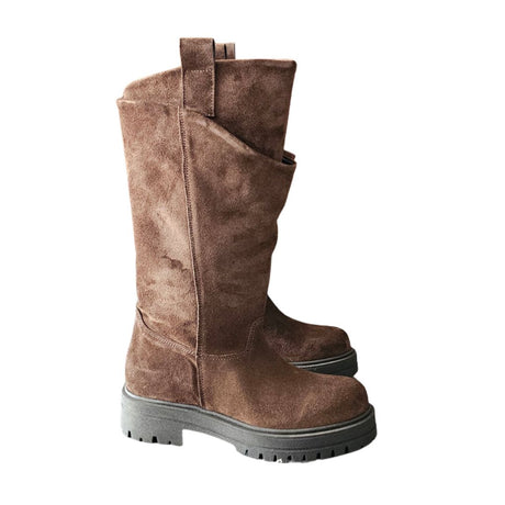 Stivale doppio gambale in camoscio marrone con suola nera, punta tonda.