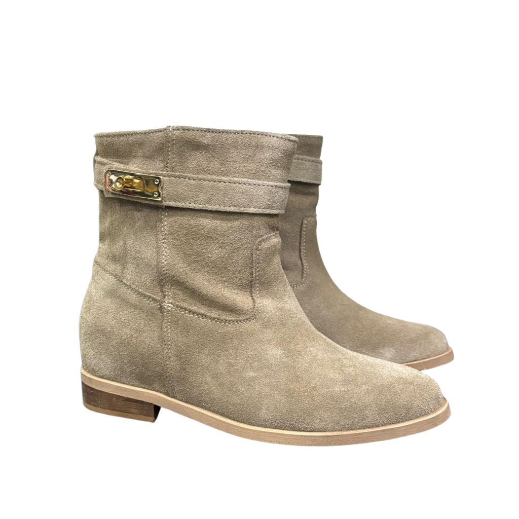 Stivaletto taupe in camoscio Gagliotta Roma con rialzo interno