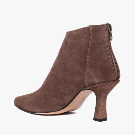 Tronchetto in camoscio cioccolato Gagliotta Love1 con tacco a fiamma da 8 cm, punta squadrata e zip posteriore.