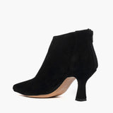 Tronchetto in camoscio nero Gagliotta Love1 con tacco a fiamma da 8 cm, punta appuntita e zip posteriore.