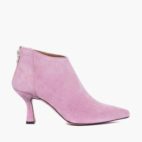 Tronchetto in camoscio rosa Gagliotta Love1 con tacco a fiamma da 8 cm, punta appuntita e zip posteriore.