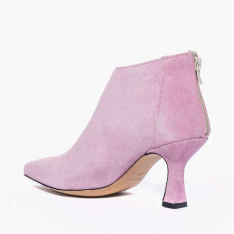 Tronchetto in camoscio rosa Gagliotta Love1 con tacco a fiamma da 8 cm, punta appuntita e zip posteriore.