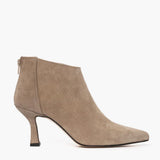 Tronchetto in camoscio taupe Gagliotta Love1 con tacco a fiamma da 8 cm e zip posteriore.