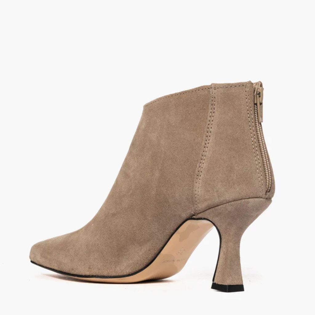 Tronchetto in camoscio taupe Gagliotta Love1 con tacco a fiamma da 8 cm e zip posteriore.