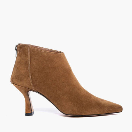 Tronchetto in camoscio cuoio Gagliotta Love1 con tacco a fiamma da 8 cm, punta appuntita e zip posteriore.