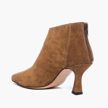 Tronchetto in camoscio cuoio Gagliotta Love1 con tacco a fiamma da 8 cm, punta appuntita e zip posteriore.