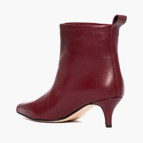 Tronchetto in pelle liscia bordeaux con tacco a rocchetto e punta affusolata