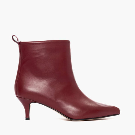 Tronchetto in pelle liscia bordeaux con tacco a rocchetto e punta affusolata