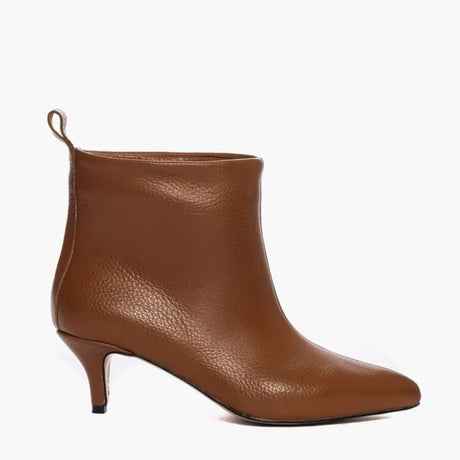 Tronchetto in pelle cuoio con tacco a rocchetto e punta affusolata