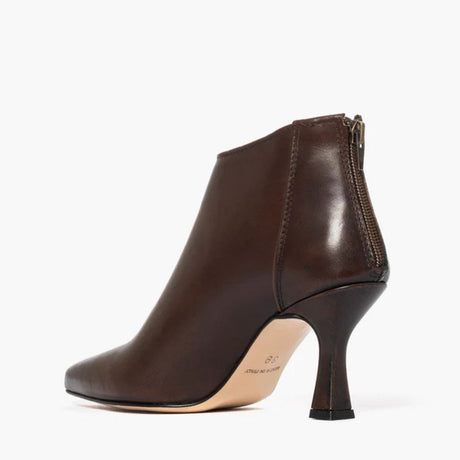 Tronchetto in pelle marrone Gagliotta Love1 con tacco a fiamma da 8 cm, punta squadrata e zip posteriore.