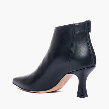 Tronchetto nero in pelle Gagliotta Love1 con tacco a fiamma da 8 cm, punta appuntita e zip posteriore.