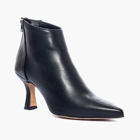 Tronchetto nero in pelle Gagliotta Love1 con tacco a fiamma da 8 cm, punta appuntita e zip posteriore.