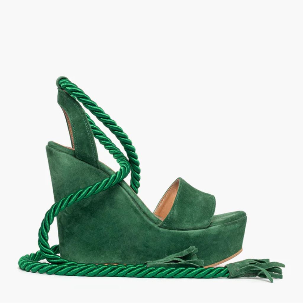 Sandalo con zeppa alta 11 cm in camoscio verde e lacci a corda intrecciati alla caviglia.