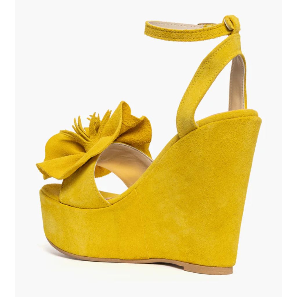 Sandalo con zeppa alta 11 cm in camoscio giallo e maxi fiore sulla fascia.