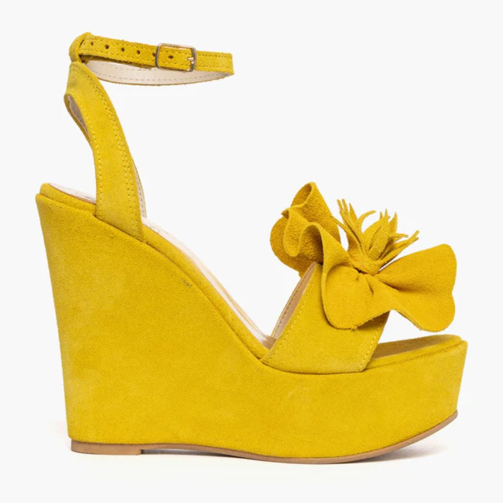 Sandalo con zeppa alta 11 cm in camoscio giallo e maxi fiore sulla fascia.