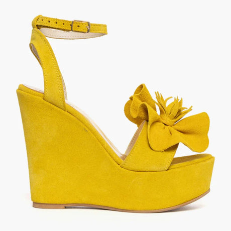 Sandalo con zeppa alta 11 cm in camoscio giallo e maxi fiore sulla fascia.