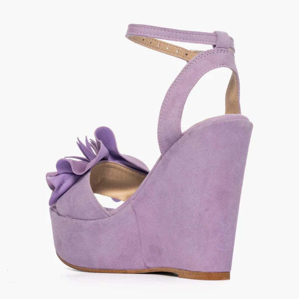 Sandalo con zeppa alta 11 cm in camoscio lilla e maxi fiore sulla fascia.