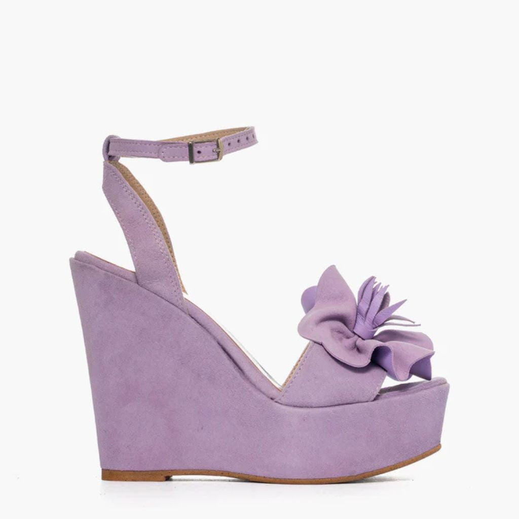 Sandalo con zeppa alta 11 cm in camoscio lilla e maxi fiore sulla fascia.