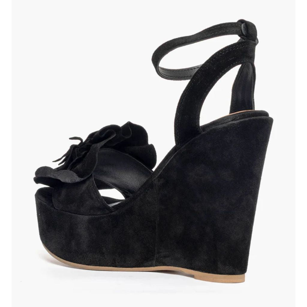 Sandalo alto con zeppa in camoscio nero e maxi fiore sulla fascia 