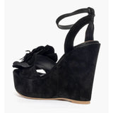 Sandalo alto con zeppa in camoscio nero e maxi fiore sulla fascia 