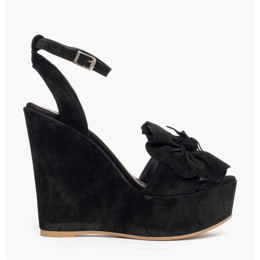 Sandalo alto con zeppa in camoscio nero e maxi fiore sulla fascia 
