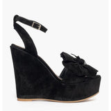 Sandalo alto con zeppa in camoscio nero e maxi fiore sulla fascia 
