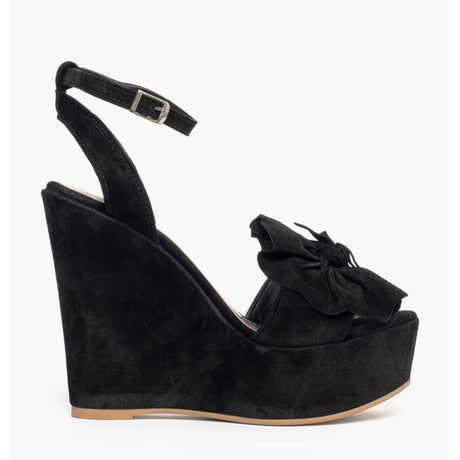 Sandalo alto con zeppa in camoscio nero e maxi fiore sulla fascia 