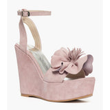 Sandalo con zeppa alta 11 cm in camoscio rosa e maxi fiore sulla fascia.