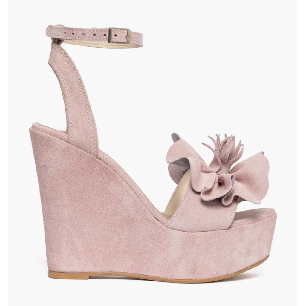 Sandalo con zeppa alta 11 cm in camoscio rosa e maxi fiore sulla fascia.