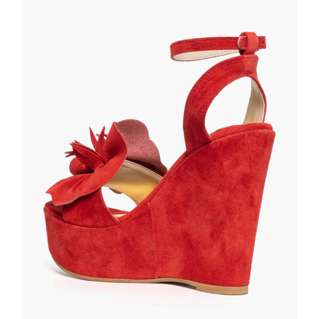 Sandalo con zeppa alta 11 cm in camoscio rosso e maxi fiore sulla fascia.