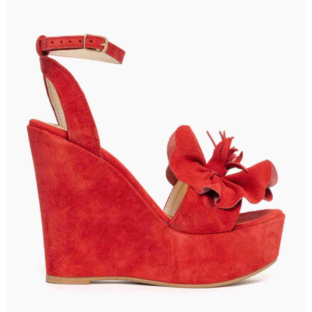 Sandalo con zeppa alta 11 cm in camoscio rosso e maxi fiore sulla fascia.