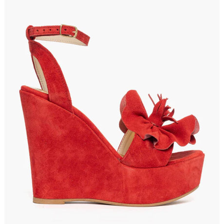 Sandalo con zeppa alta 11 cm in camoscio rosso e maxi fiore sulla fascia.