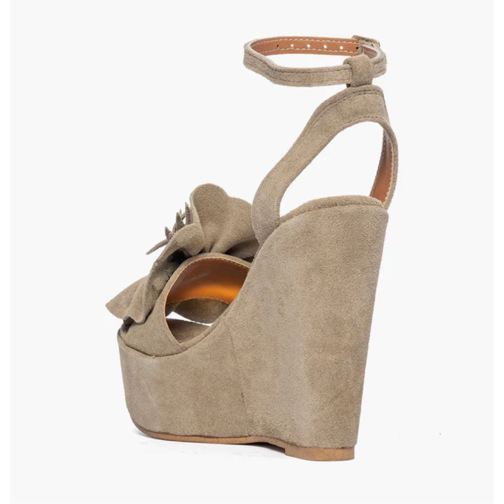 Sandalo con zeppa alta 11 cm in camoscio taupe e maxi fiore sulla fascia.