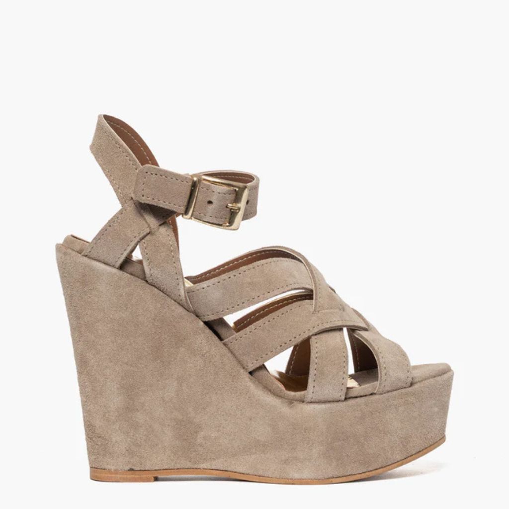 Sandalo con zeppa in camoscio taupe con listini intrecciati.