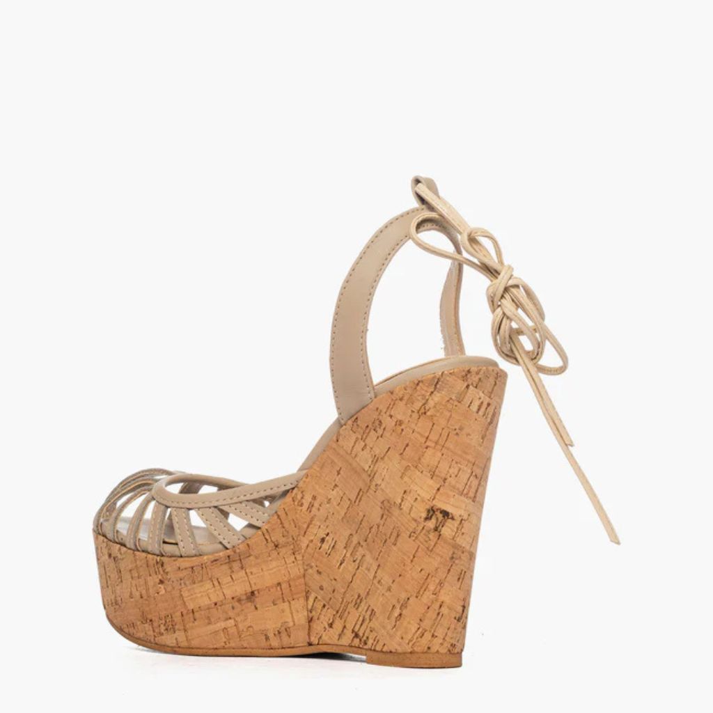 Sandalo con zeppa alta 11 cm in sughero naturale e tomaia a fascette in pelle beige.