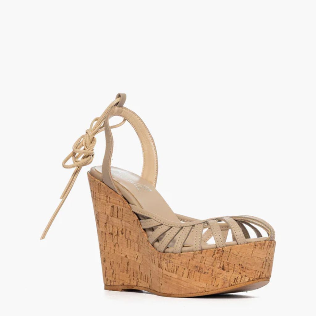 Sandalo con zeppa alta 11 cm in sughero naturale e tomaia a fascette in pelle beige.