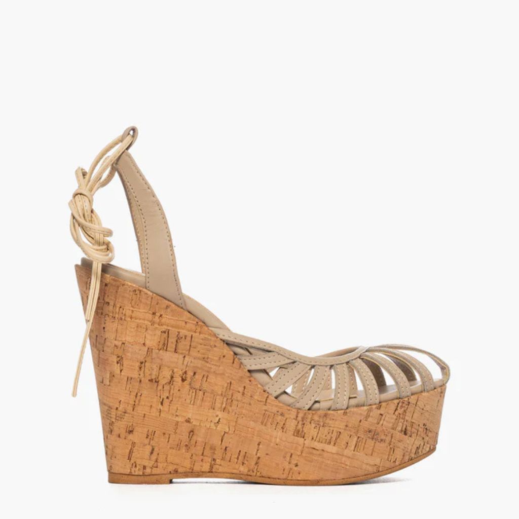 Sandalo con zeppa alta 11 cm in sughero naturale e tomaia a fascette in pelle beige.