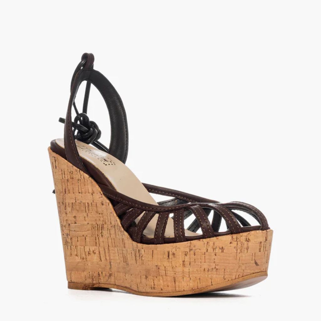 Sandalo con zeppa alta 11 cm in sughero naturale e tomaia a fascette  in pelle marrone scuro.