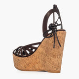 Sandalo con zeppa alta 11 cm in sughero naturale e tomaia a fascette  in pelle marrone scuro.