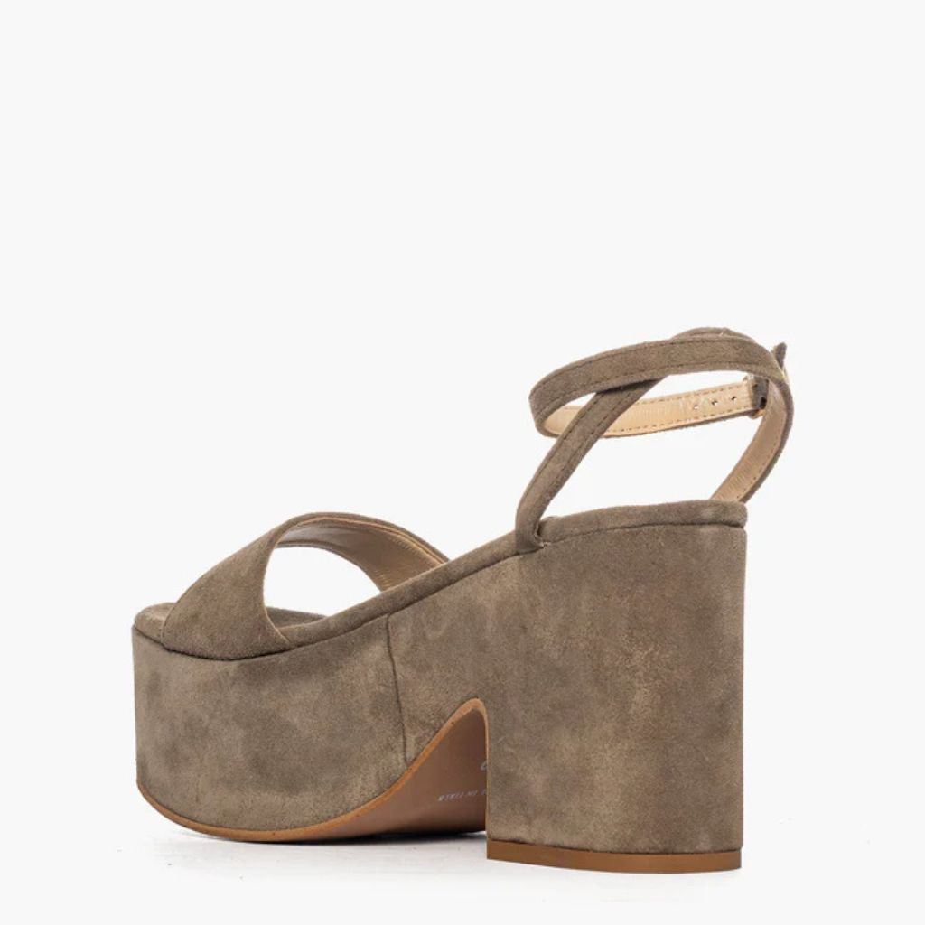 Sandalo Gagliotta in camoscio color taupe con zeppa alta 10.5 cm