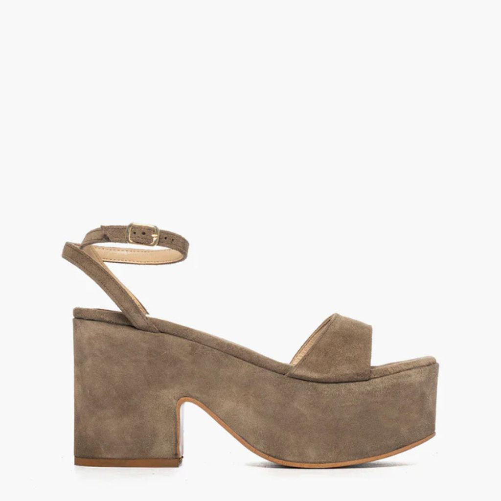 Sandalo Gagliotta in camoscio color taupe con zeppa alta 10.5 cm