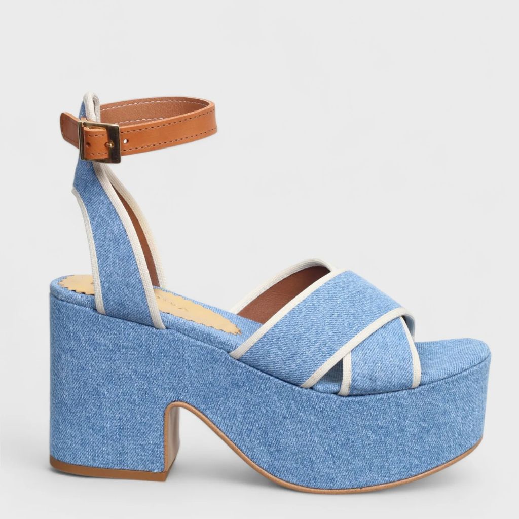 Sandalo con tacco largo plateau 9 cm Gagliotta in denim azzurro, fasce incrociate bordino bianco e cinturino cuoio.