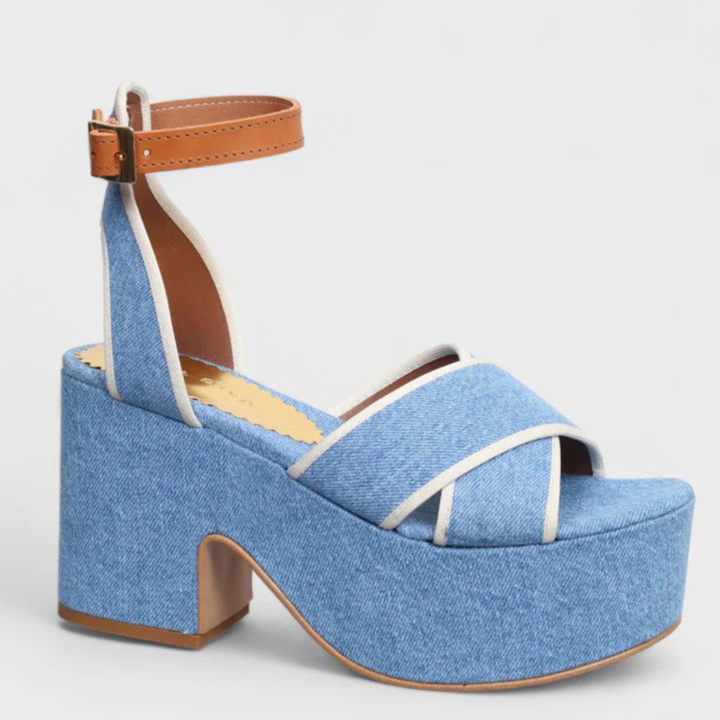 Sandalo con tacco largo plateau 9 cm Gagliotta in denim azzurro, fasce incrociate bordino bianco e cinturino cuoio.
