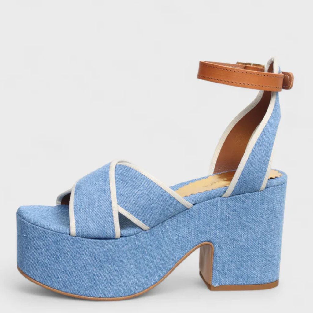 Sandalo con tacco largo plateau 9 cm Gagliotta in denim azzurro, fasce incrociate bordino bianco e cinturino cuoio.