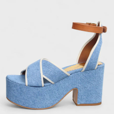 Sandalo con tacco largo plateau 9 cm Gagliotta in denim azzurro, fasce incrociate bordino bianco e cinturino cuoio.