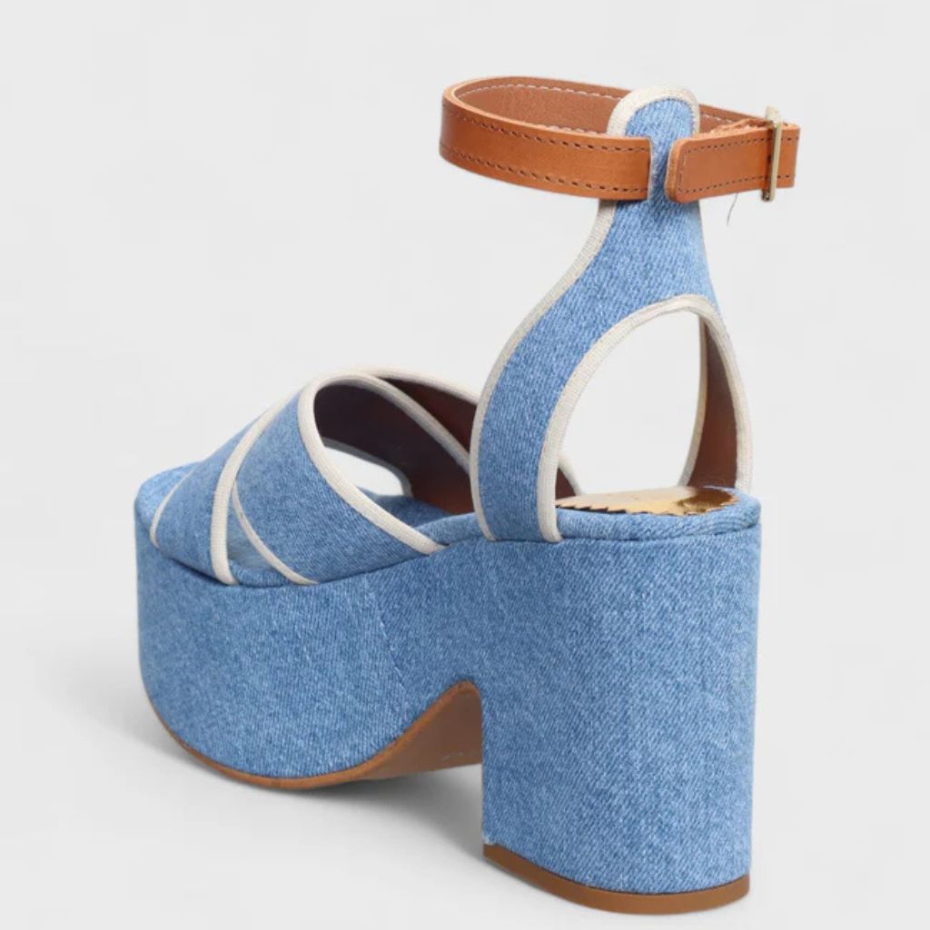 Sandalo con tacco largo plateau 9 cm Gagliotta in denim azzurro, fasce incrociate bordino bianco e cinturino cuoio.